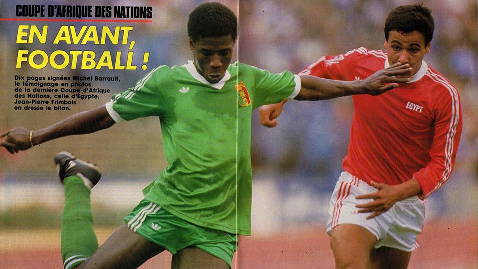 Pemain Timnas Mesir (kiri) saat berduel dengan pemain Senegal di perhelatan Piala Afrika 1986. Copyright: © Onze/Issue